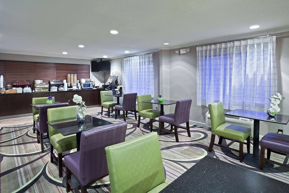 La Quinta Inn & Suites by Wyndham Cleveland Macedonia 39/47