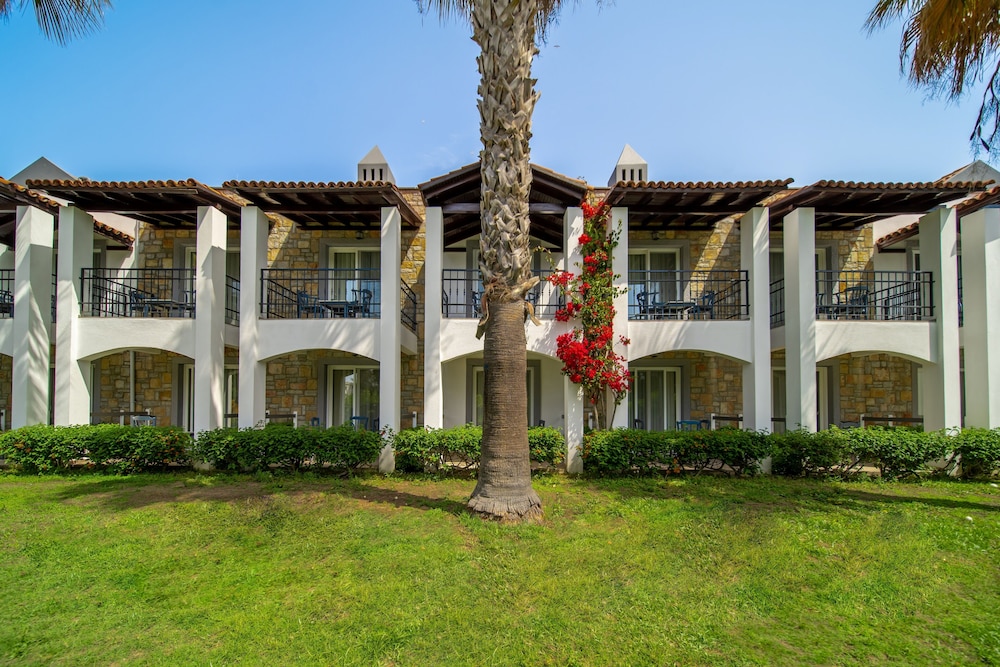 Tiana Beach Resort 85/94