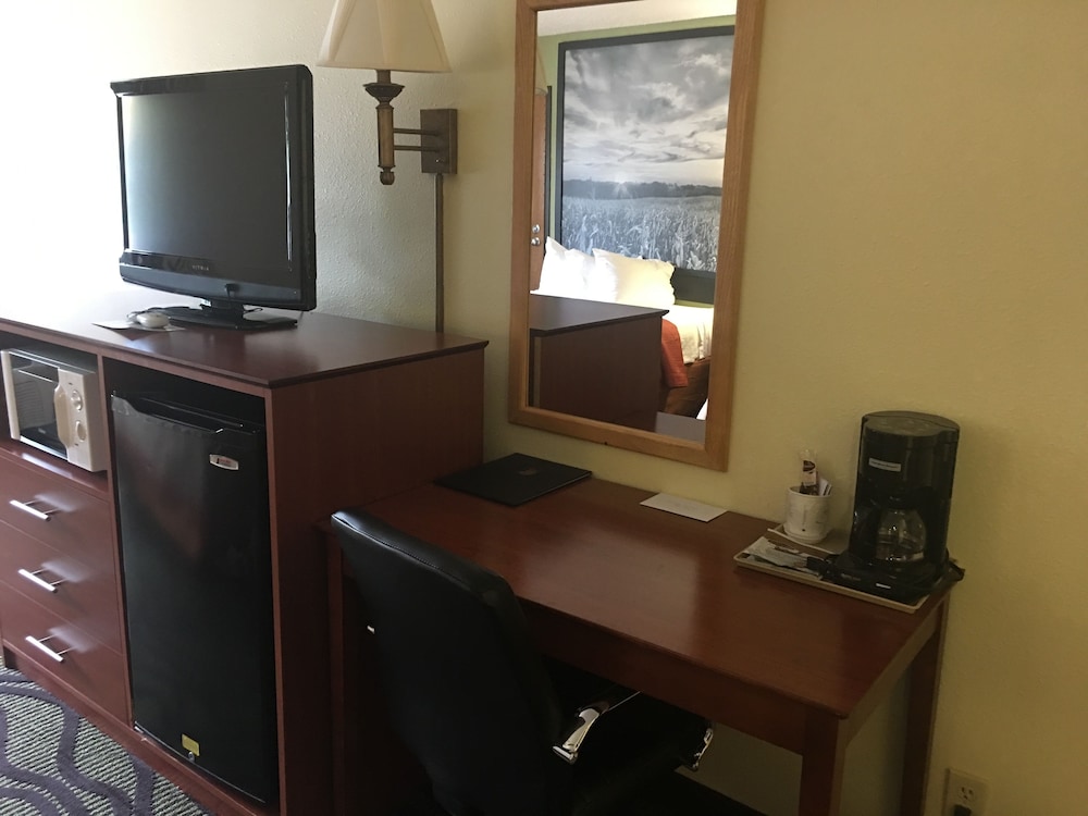 Super 8 by Wyndham Newton 28/32