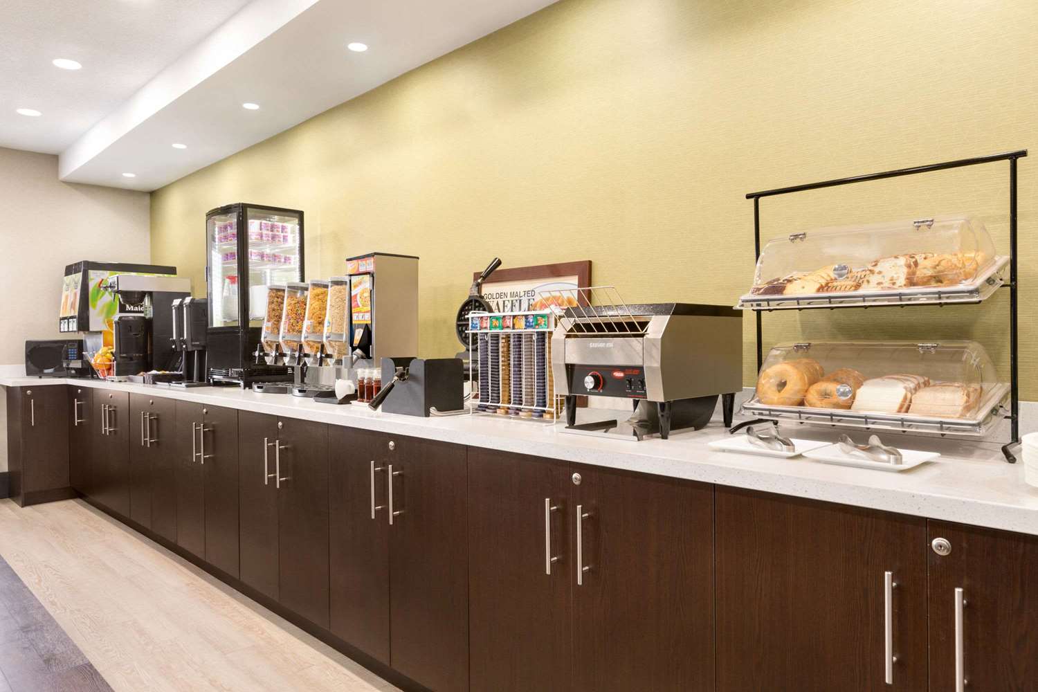 Super 8 by Wyndham Ajax/Toronto On 7/47