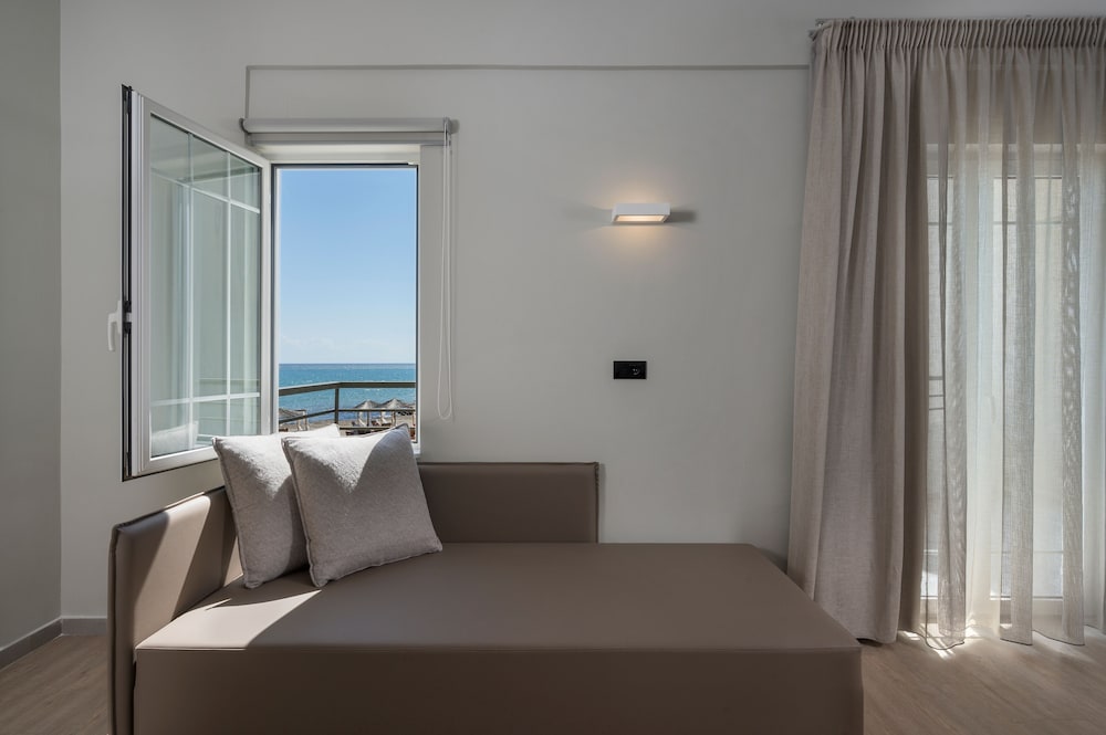 Mare Blue and Suites 6/26