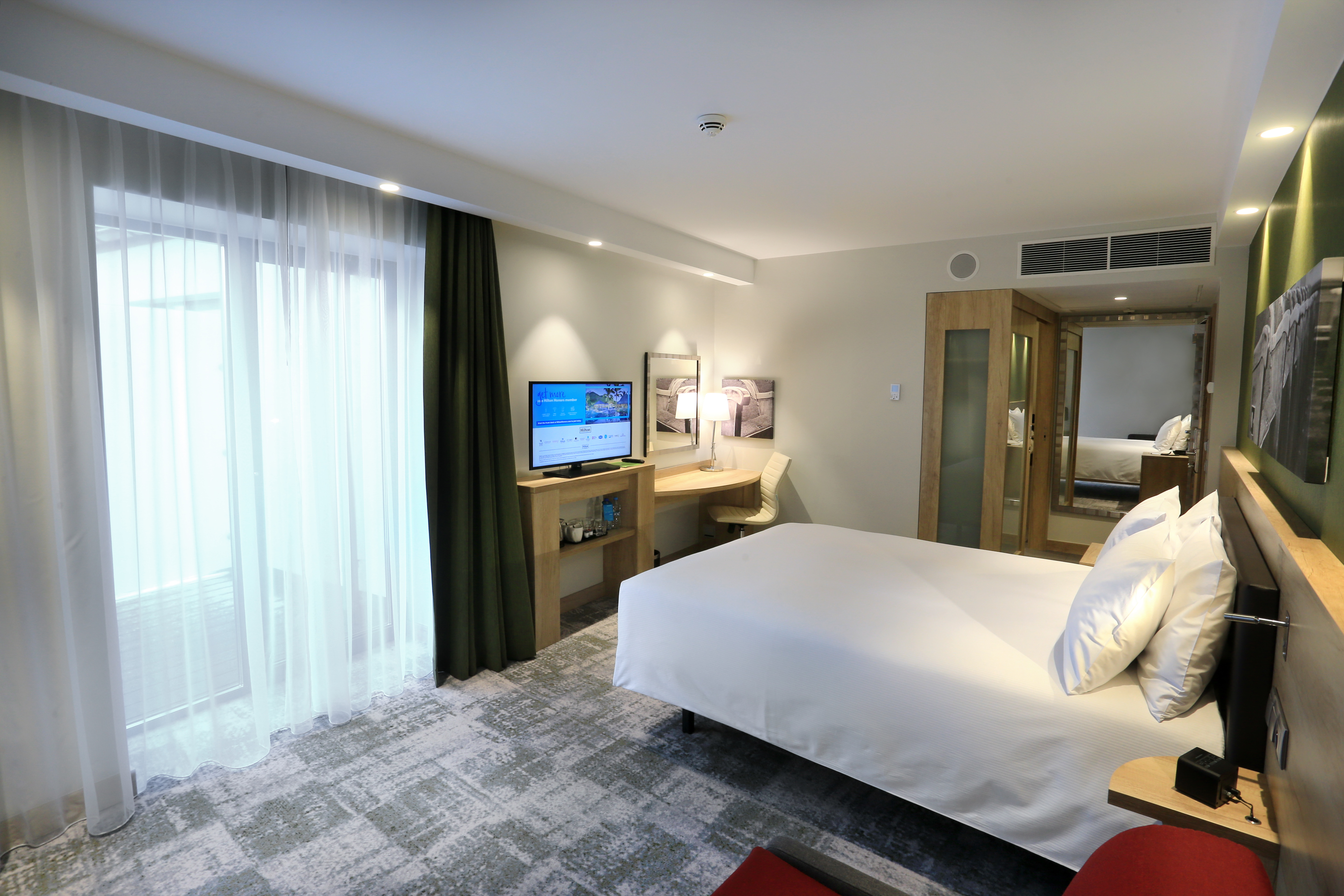 ROOM, QUEEN BED, CITY VIEW, SOFA