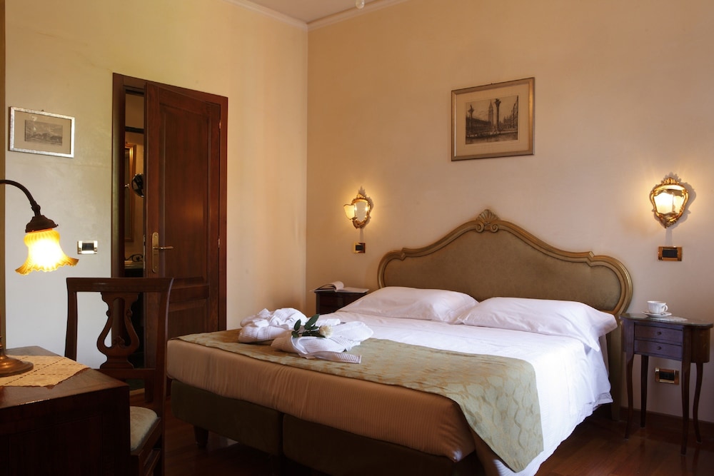 Pensione Accademia Villa Maravege 12/65