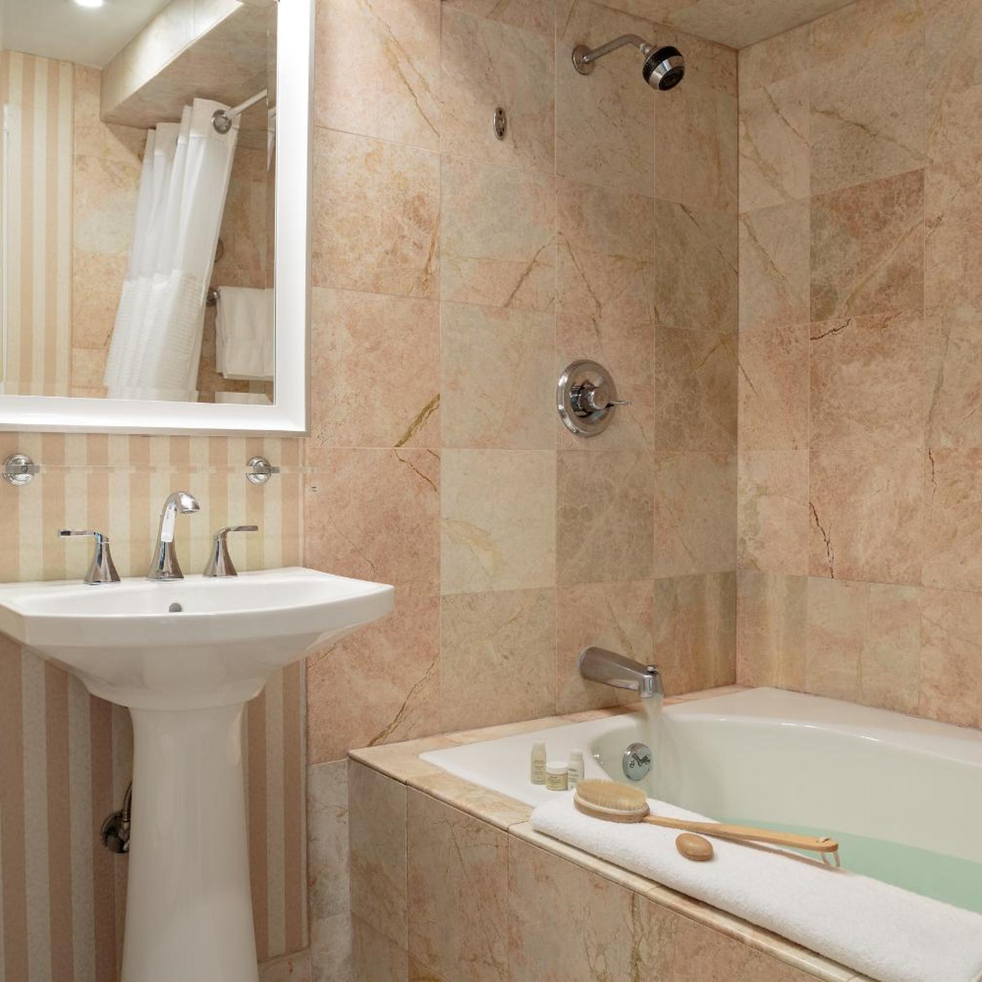 جناح بسرير كينج، The Chateau Inn and Suites 4/5