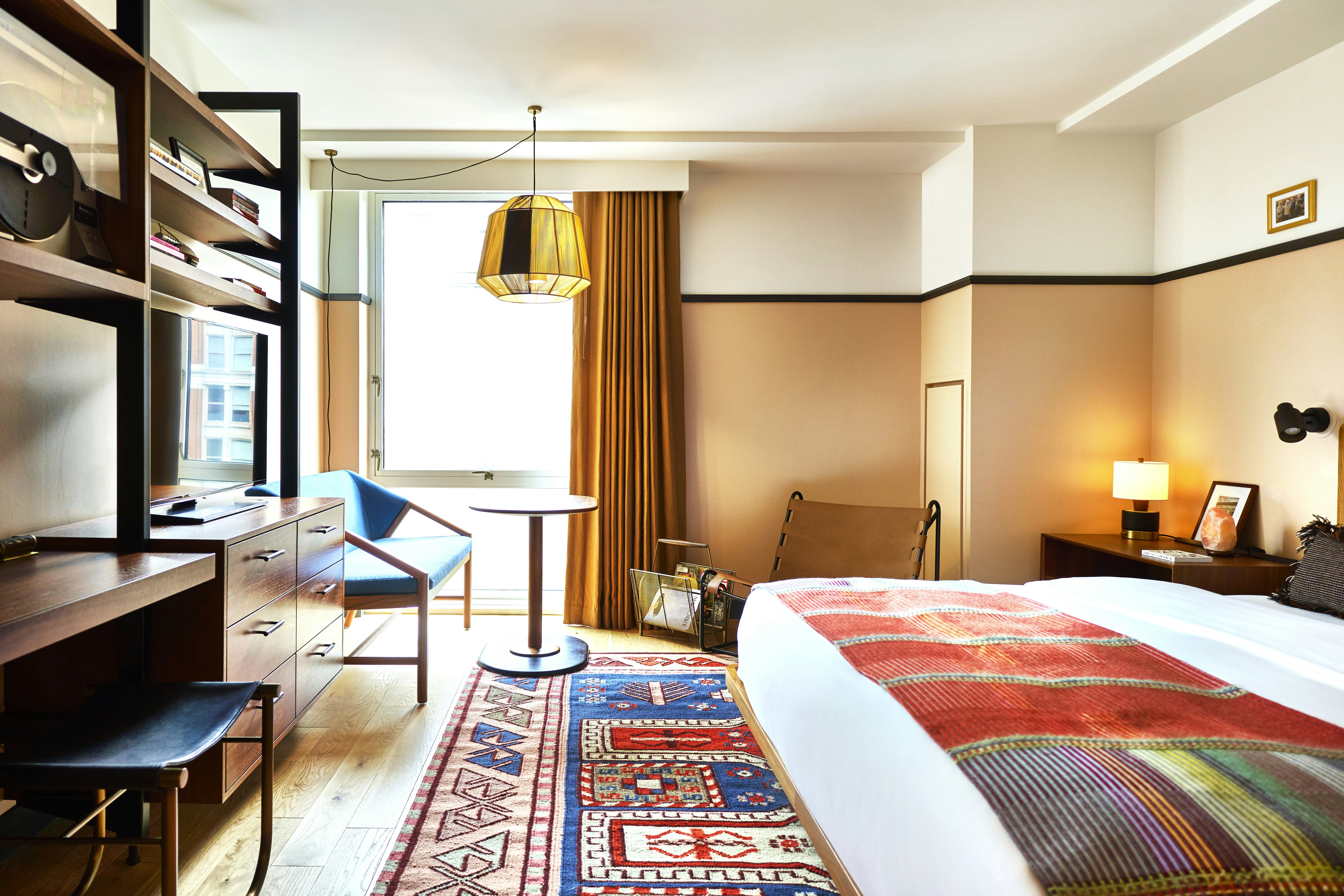 غرفة ركنية بسرير كينج