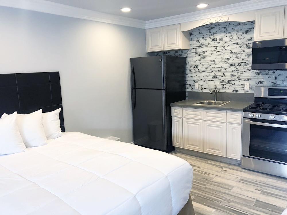 Family, 1 Double and 2 Queen Beds, Kitchen