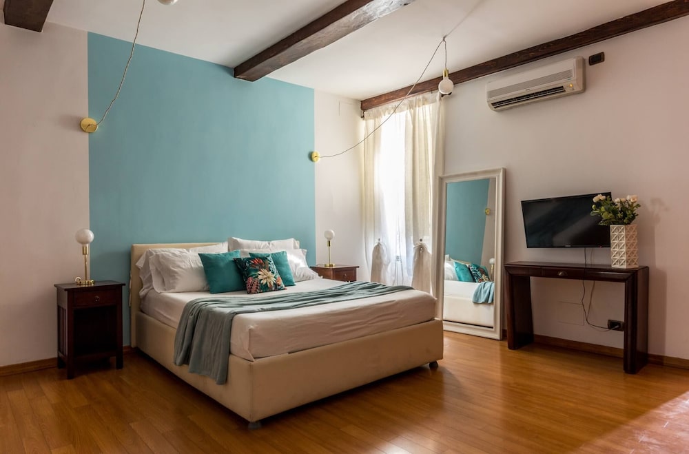 SENIOR, SUITE, QUINTUPLE, QUEEN BED, CITY VIEW
