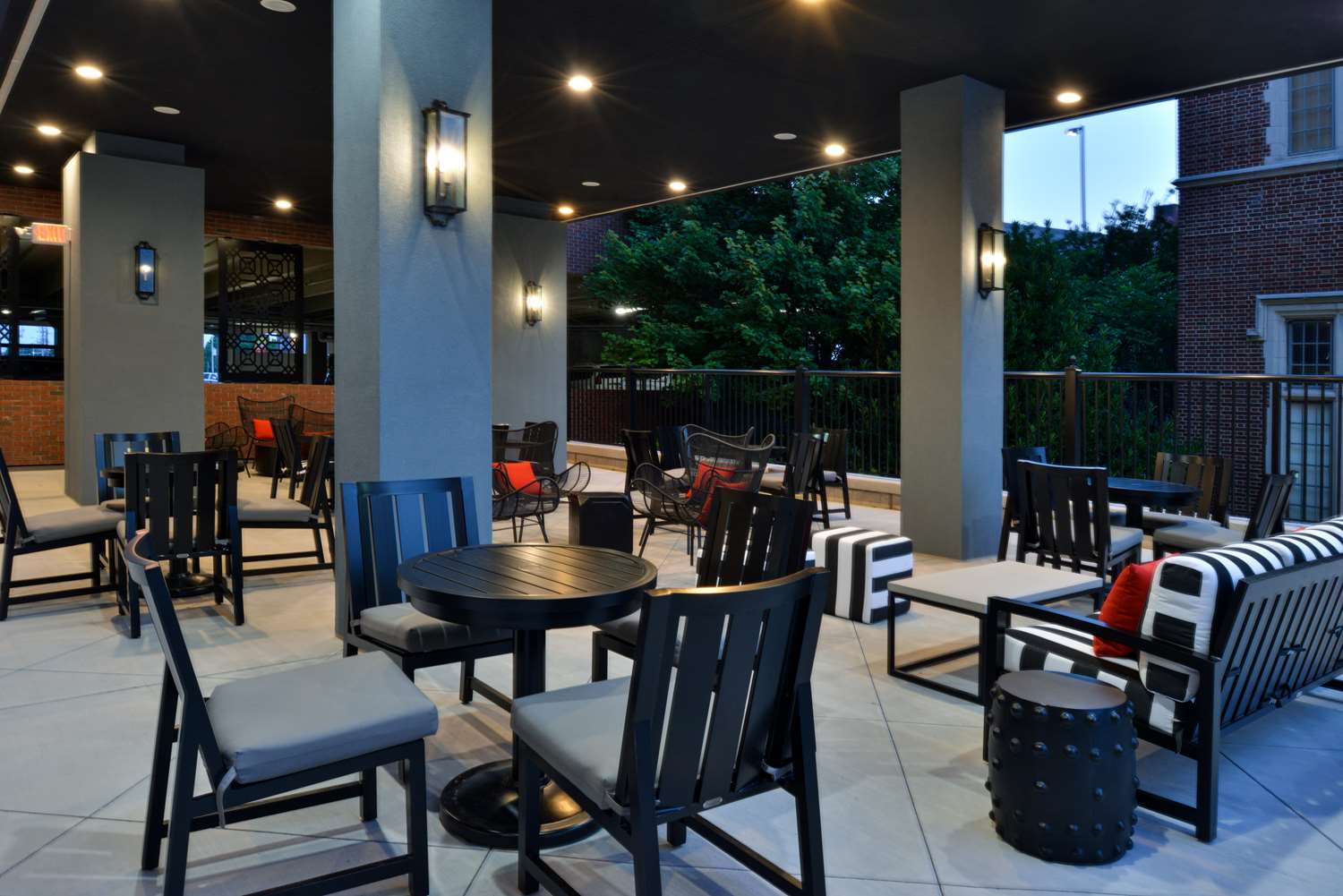 Hampton Inn & Suites Greensboro Downtown 18/25