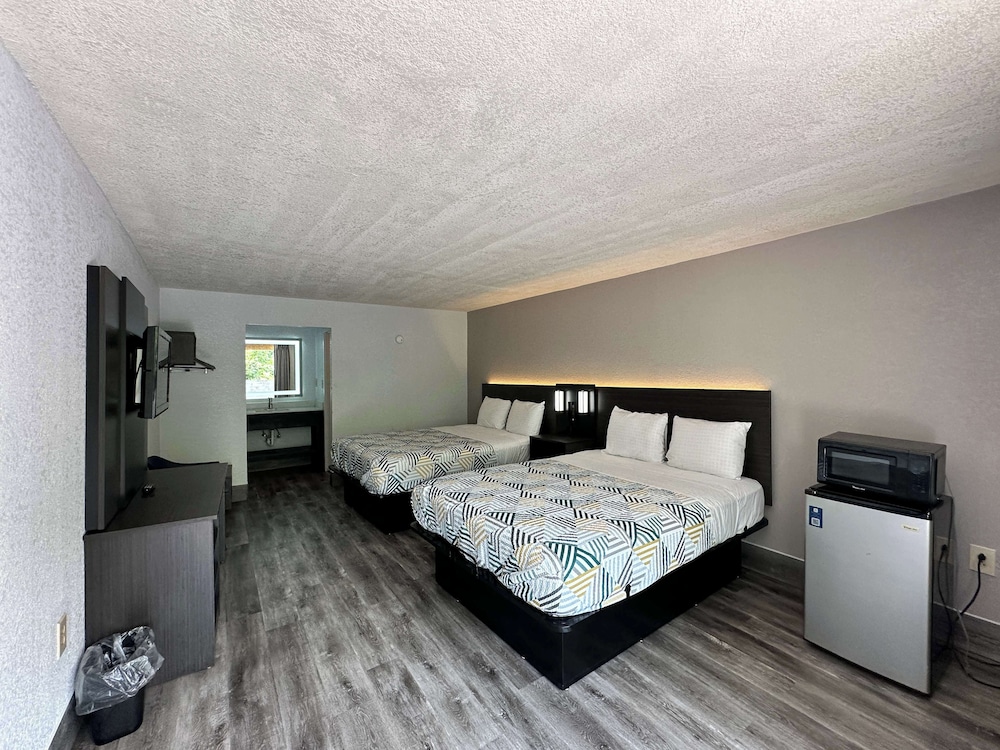 DELUXE, 2 QUEEN BEDS