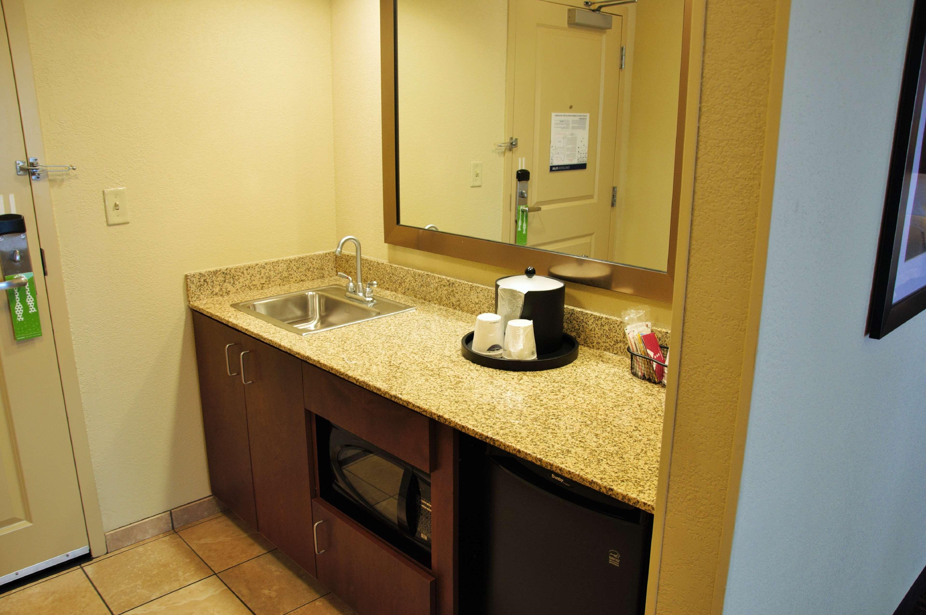 STUDIO, SUITE, KING BED, BATHTUB