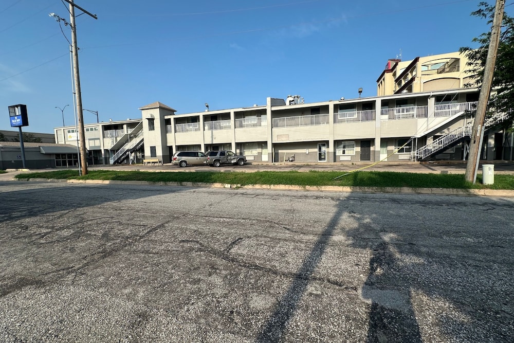 Blue Way Inn Suites Wichita East 34/37