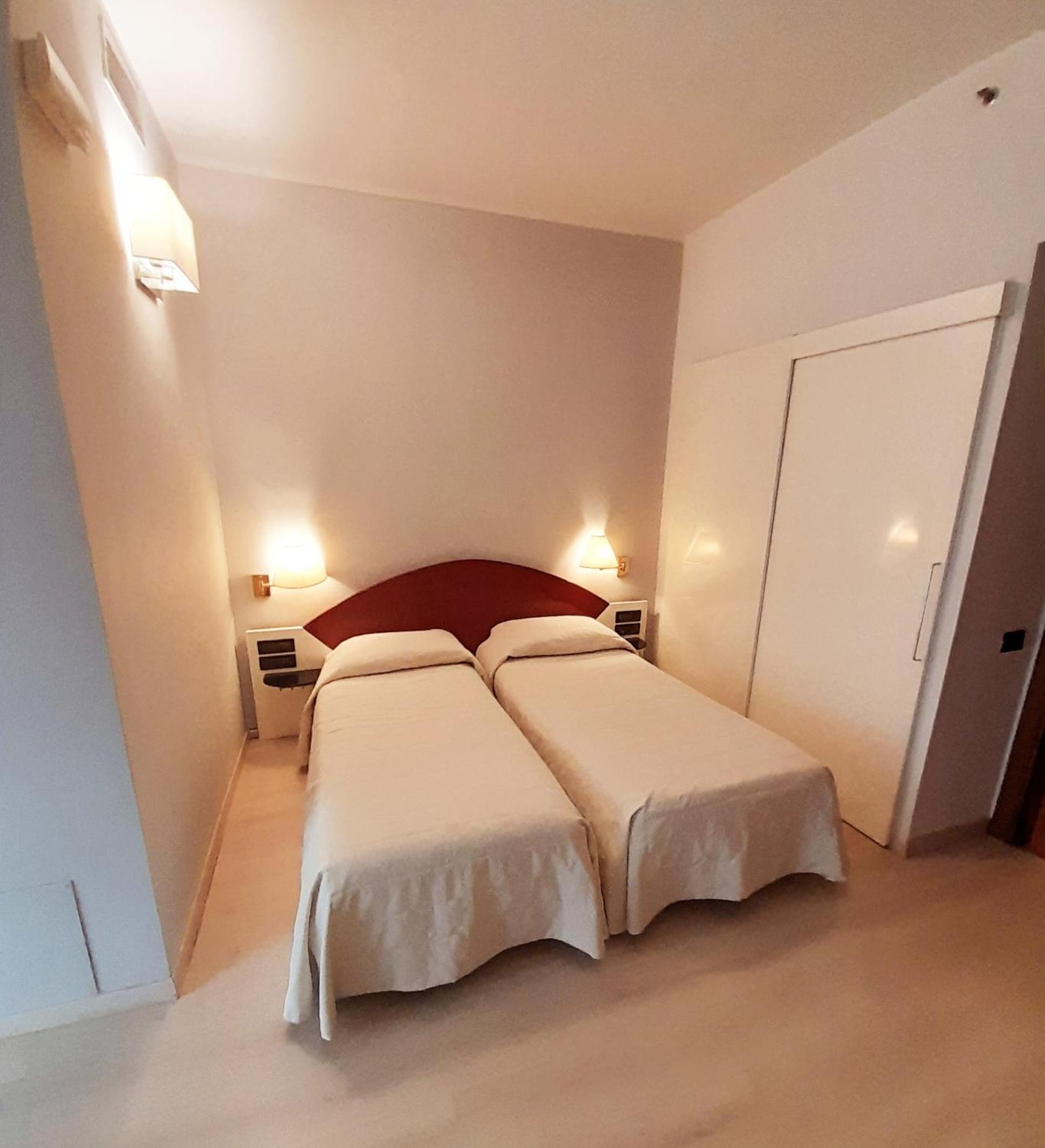 Room, Twin Beds