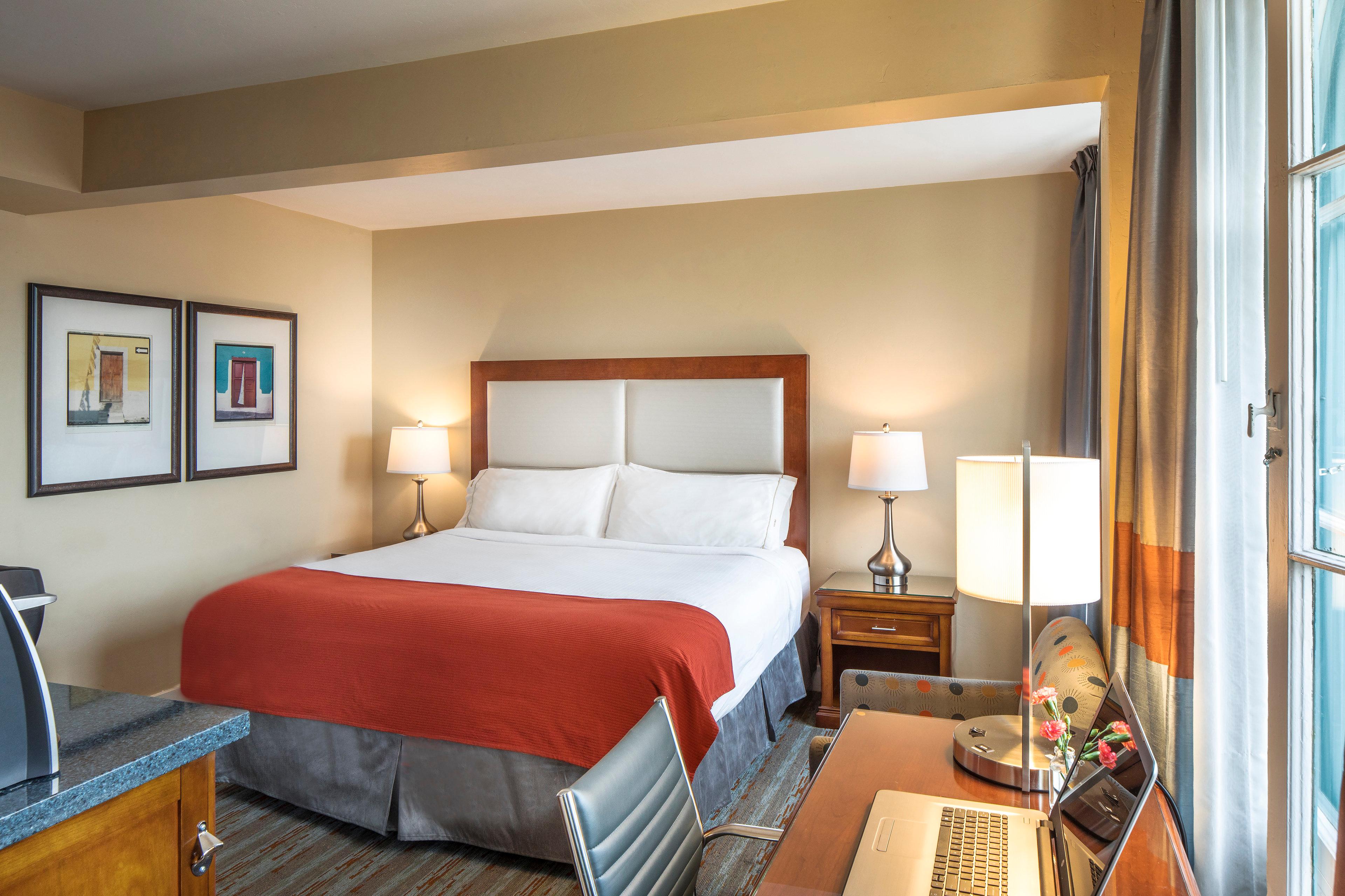 غرفة بسرير كوين