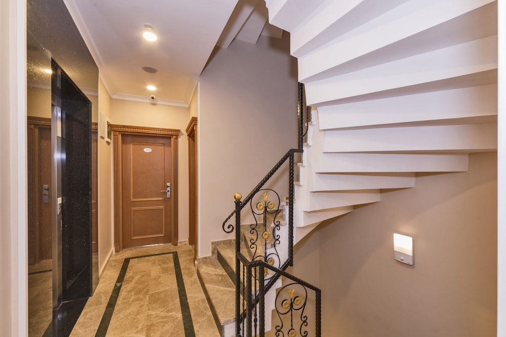 Magnaura House Hotel 36/53