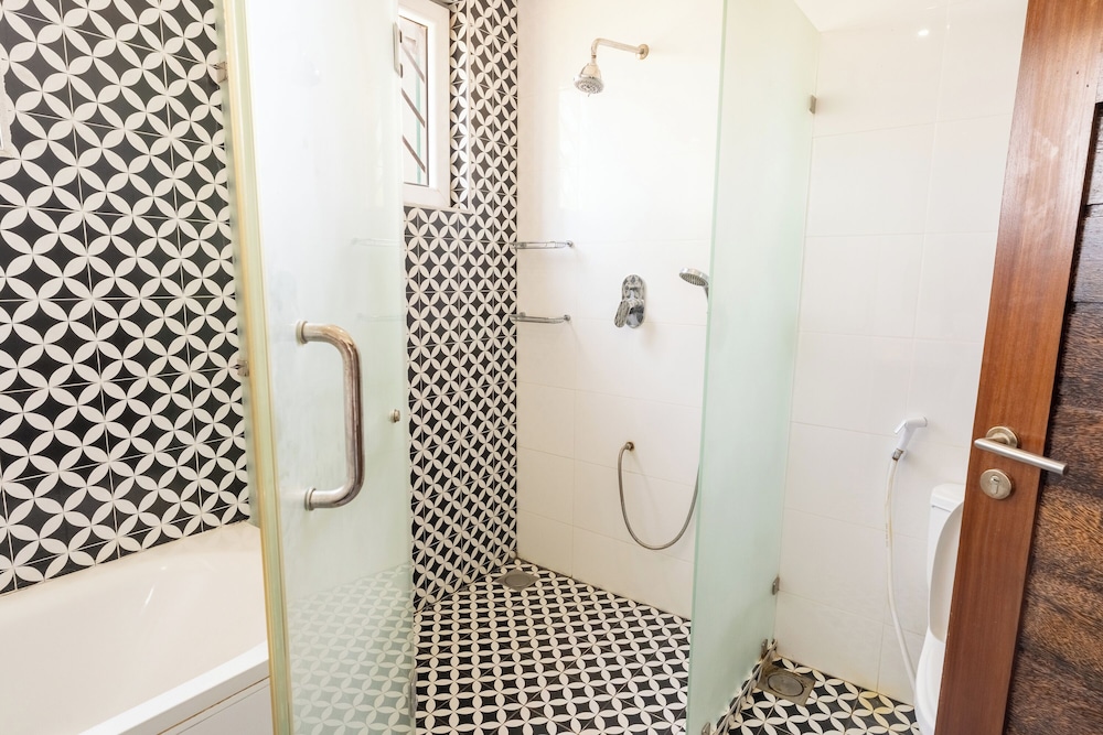 Queens Chateau Boutique Villa 48/50