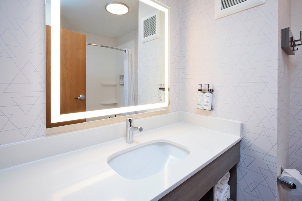 غرفة قياسية بسرير كينج لذوي الإعاقة، Holiday Inn Express Hotel And Suites Buffalo 4/5
