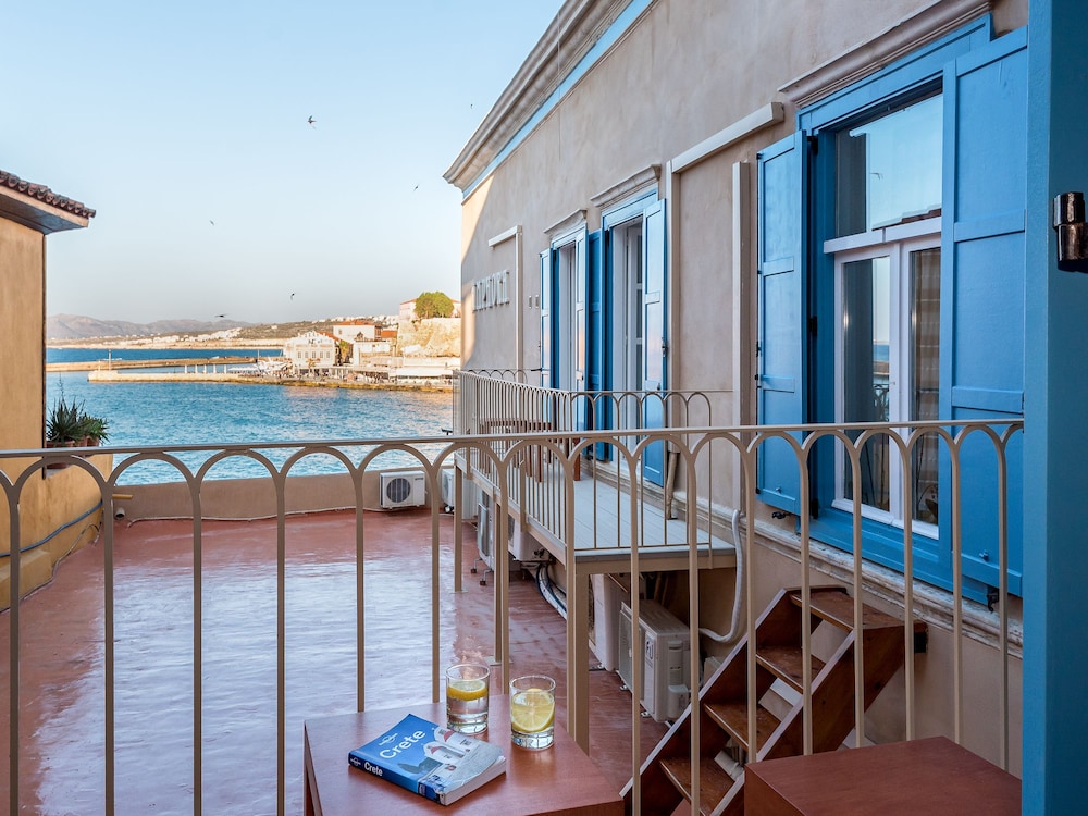 Amphora Hotel 24/50