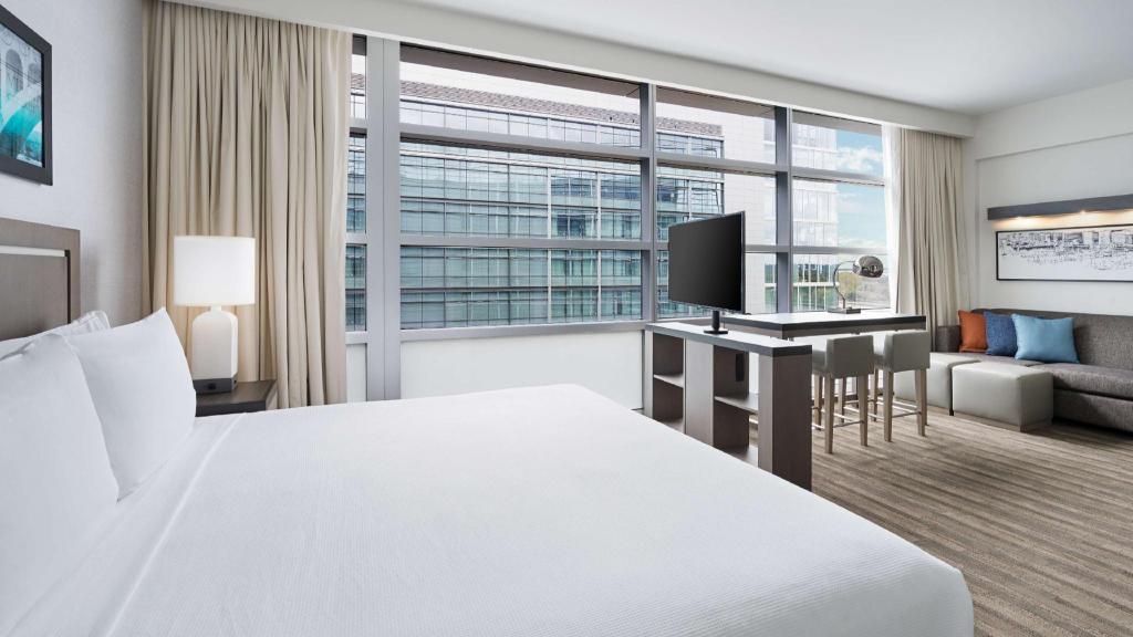 1 Bedroom, Penthouse, King Bed, River Front, Sofa