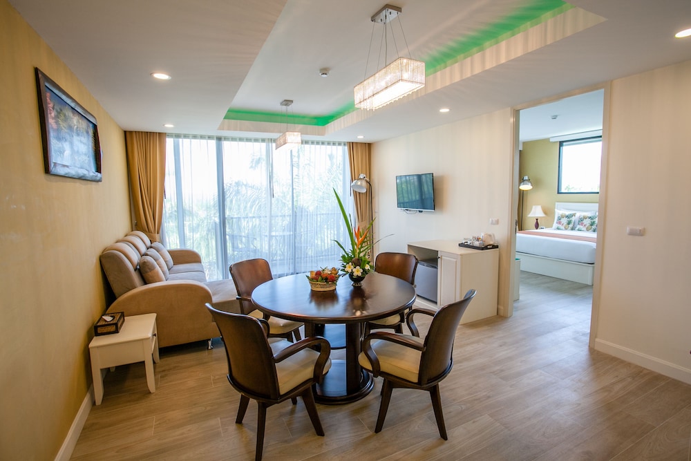 HULA HULA RESORT l truly tropical and fun wellness 75/90