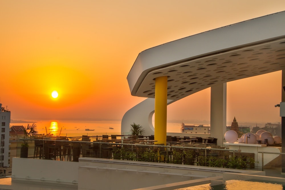 SUN & MOON, Urban Hotel 25/66