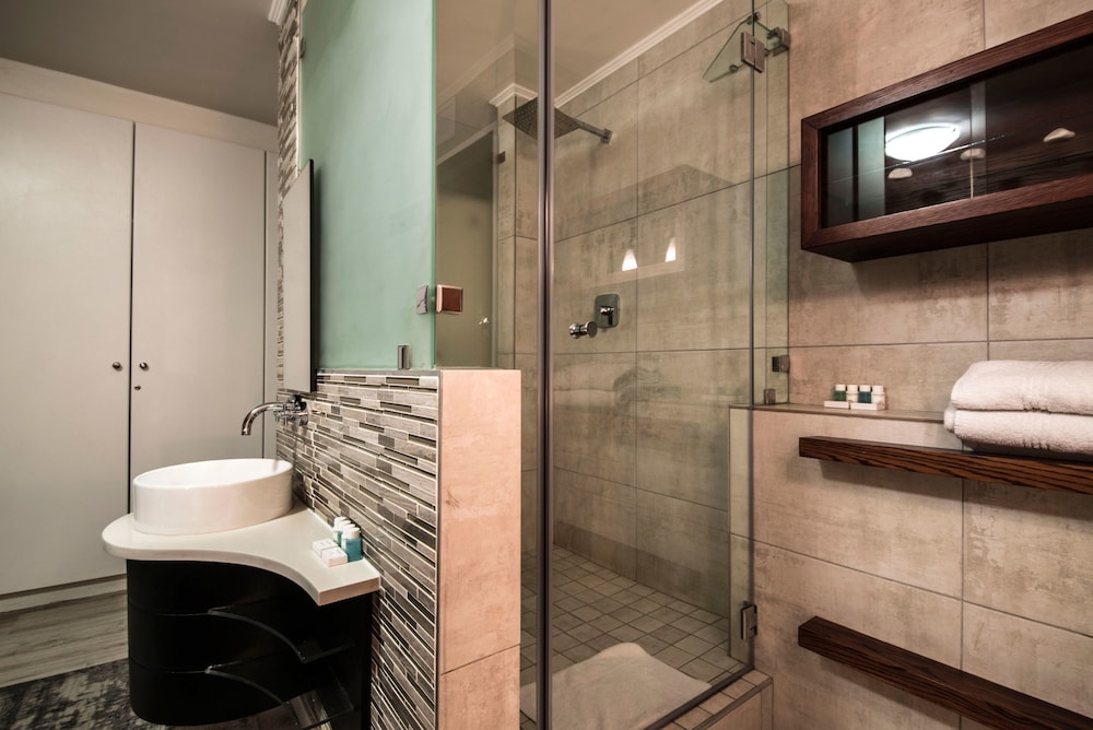 Cape Town City Accommodation the Island Club 68/69
