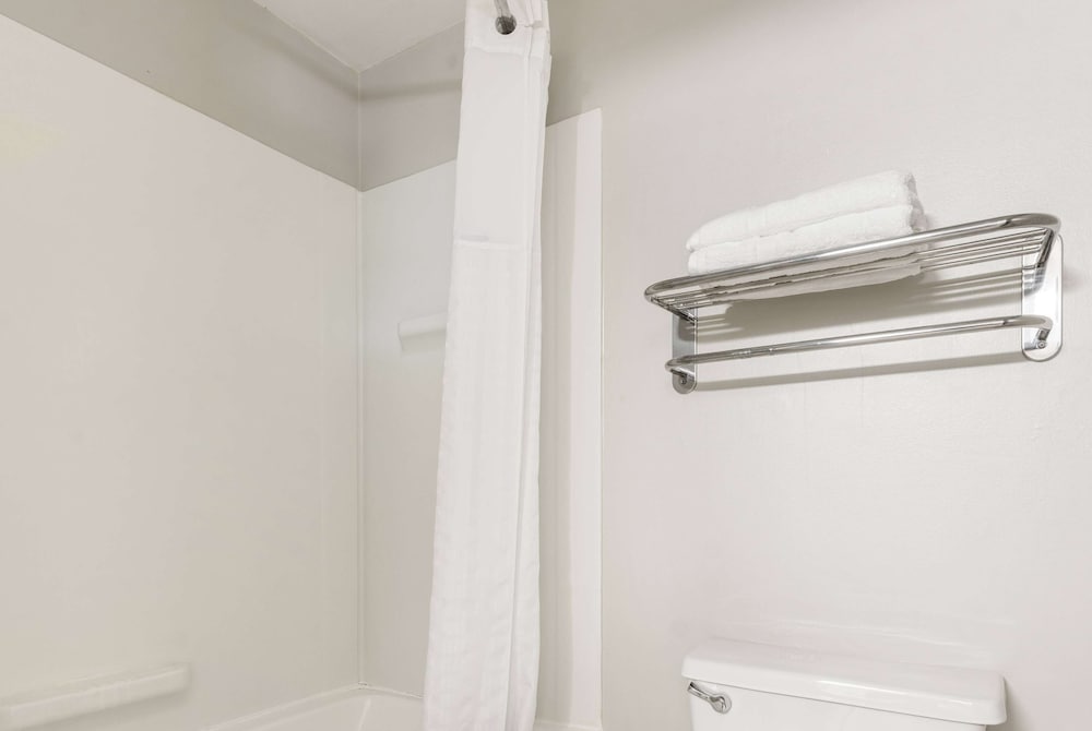 Days Inn by Wyndham Raleigh-Airport-Research Triangle Park 17/28