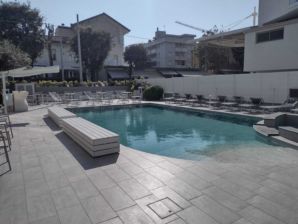 Ferretti Beach Hotel 61/65