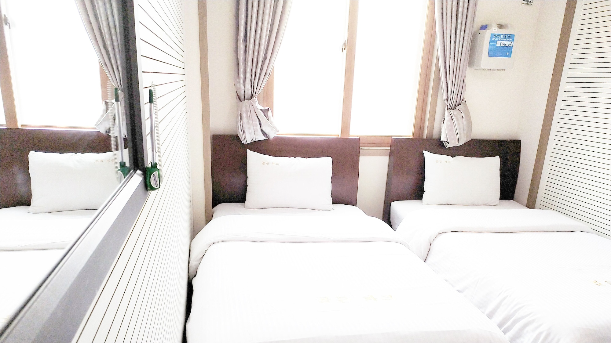 ROOM, TWIN BEDS