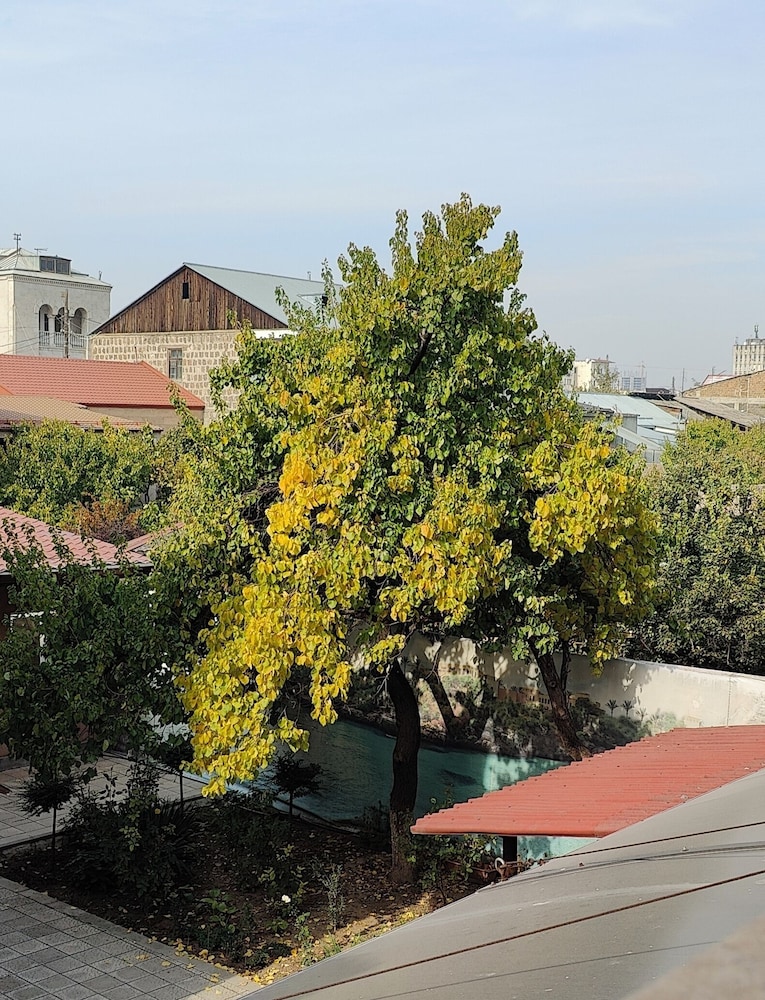 Areg Hotel 109/113
