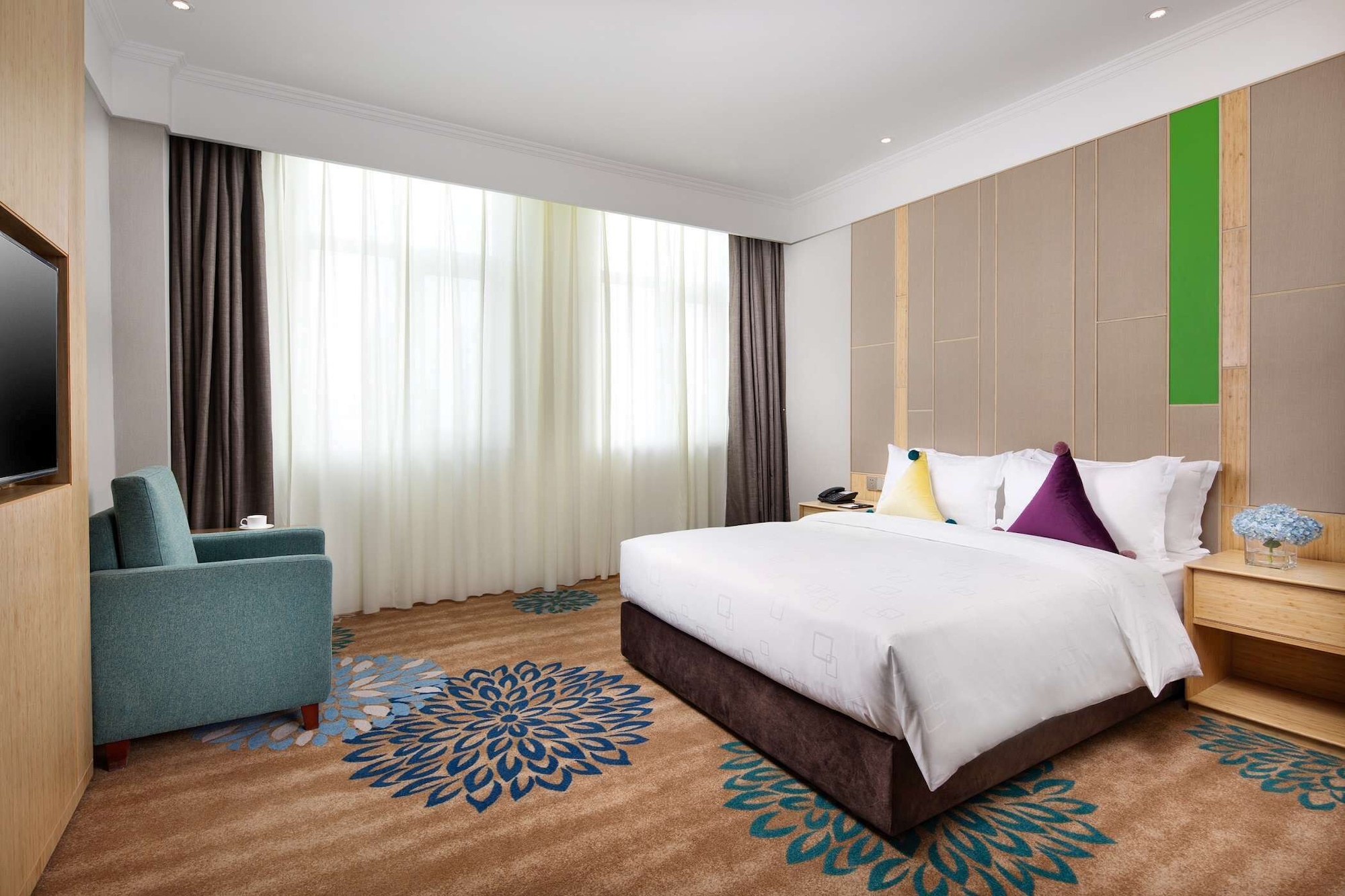 ROOM, QUEEN BED, SMOKING