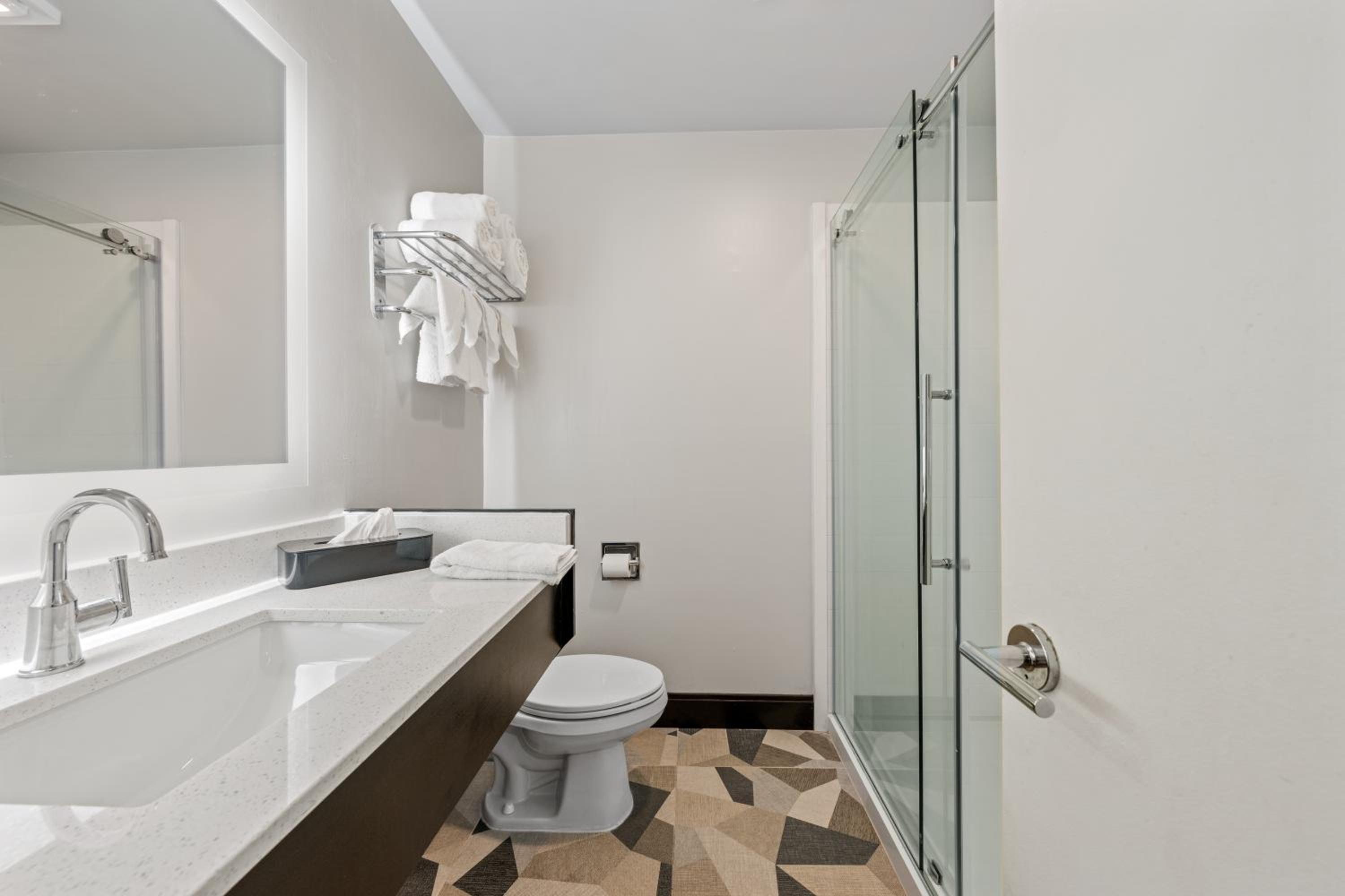 جناح بسريرين مزدوجين مع أريكة، SureStay Hotel by Best Western Virginia Beach Royal Clipper 9/10