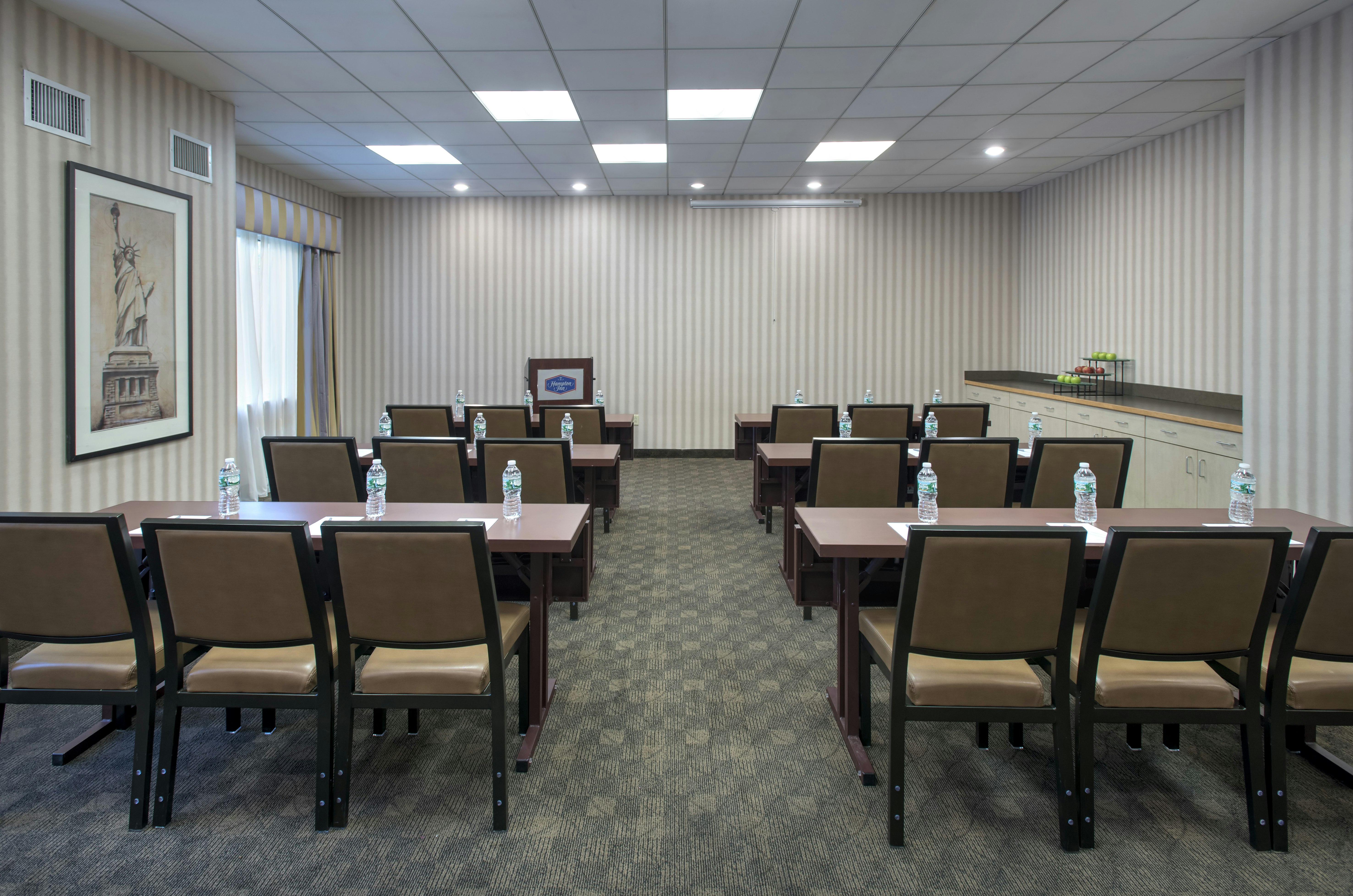 Hampton Inn NY-JFK 46/48