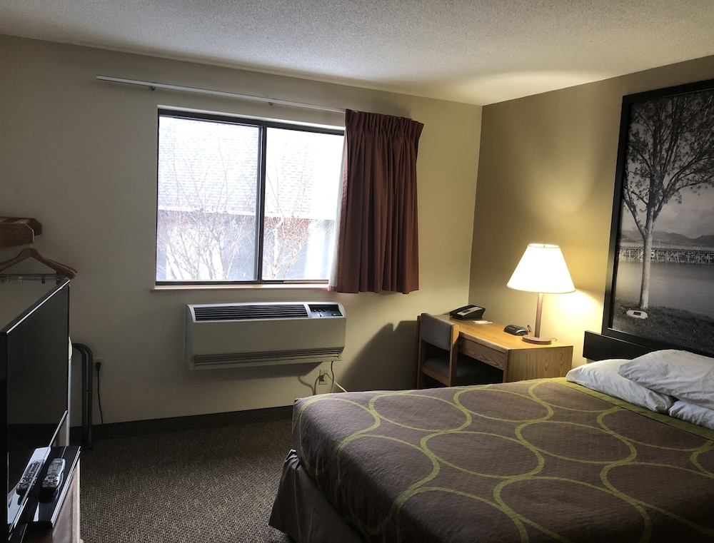 Super 8 by Wyndham Salmon Arm 16/35