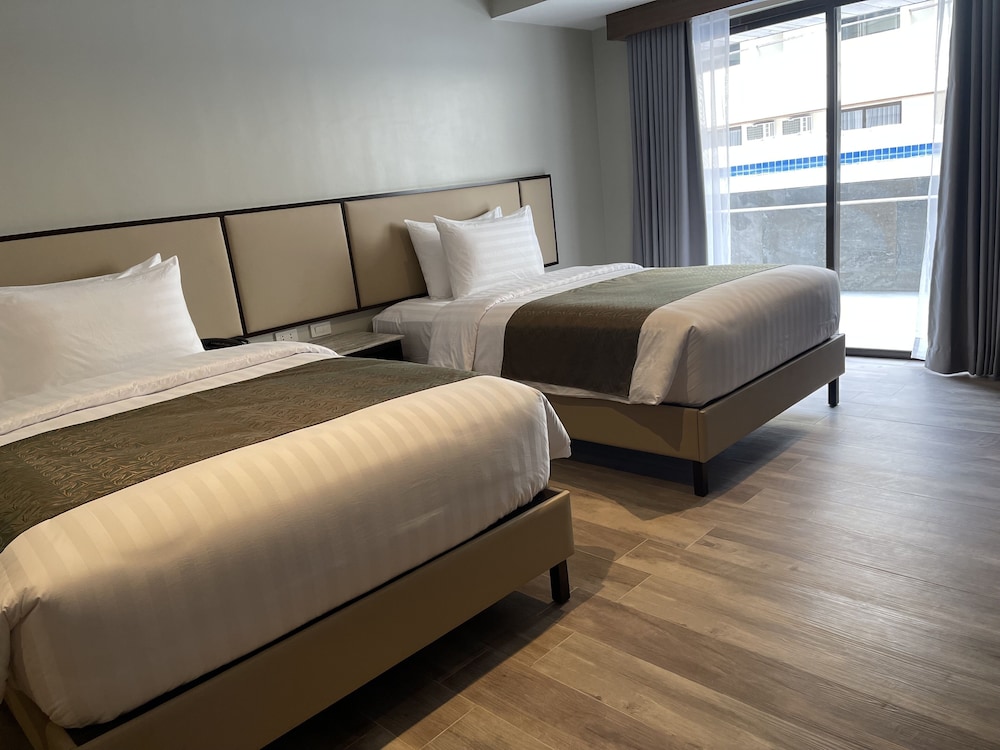 DELUXE, DOUBLE BED, POOL ACCESS