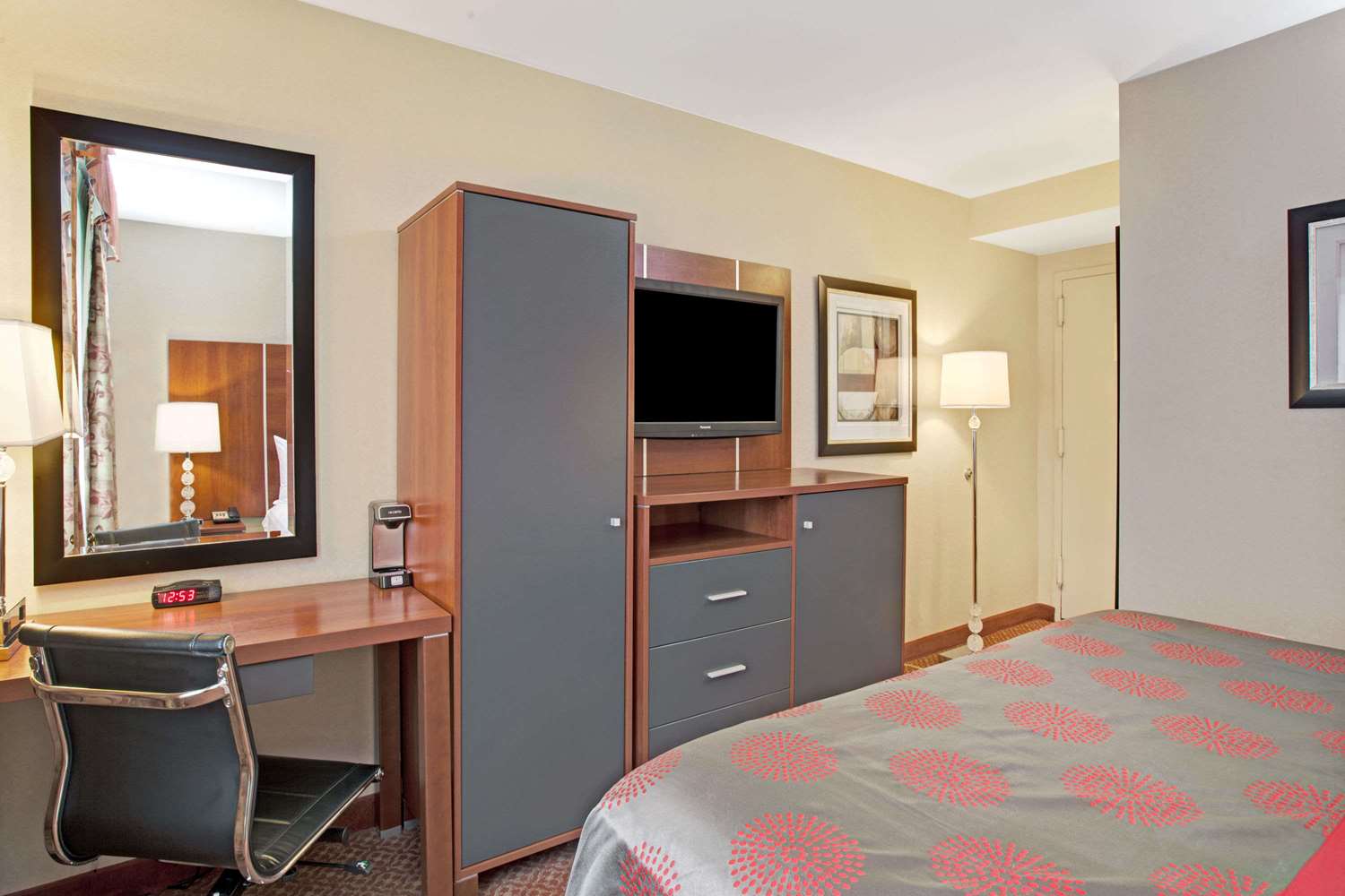 Ramada By Wyndham Staten Island 33/38