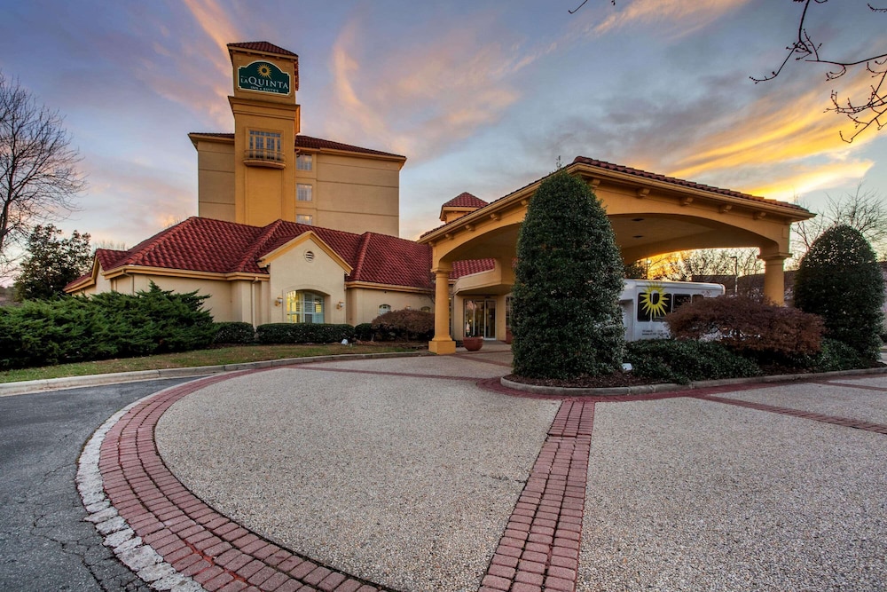 La Quinta Inn & Suites by Wyndham Greensboro NC 7/55