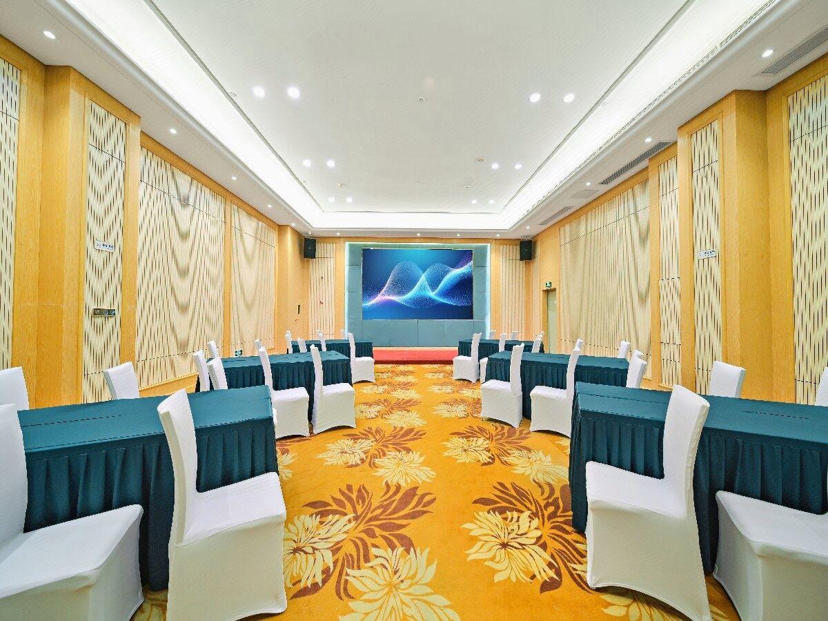 Vienna International Hotel (South Gate of Shenzhen International Convention and Exhibition Center) 35/39