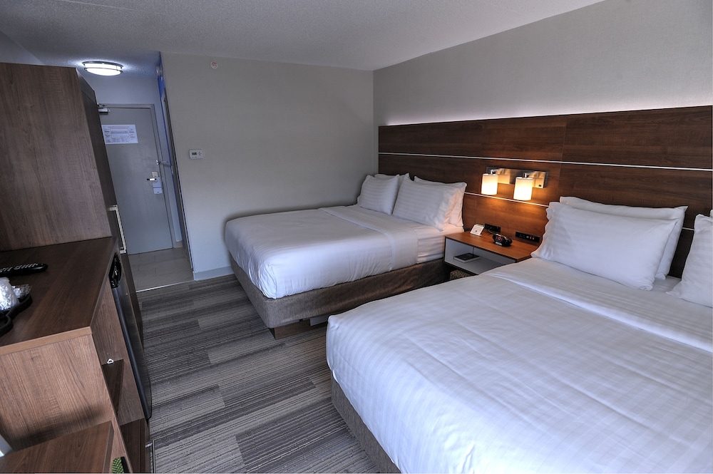 Holiday Inn Express Suites Toronto Airport West 23/55