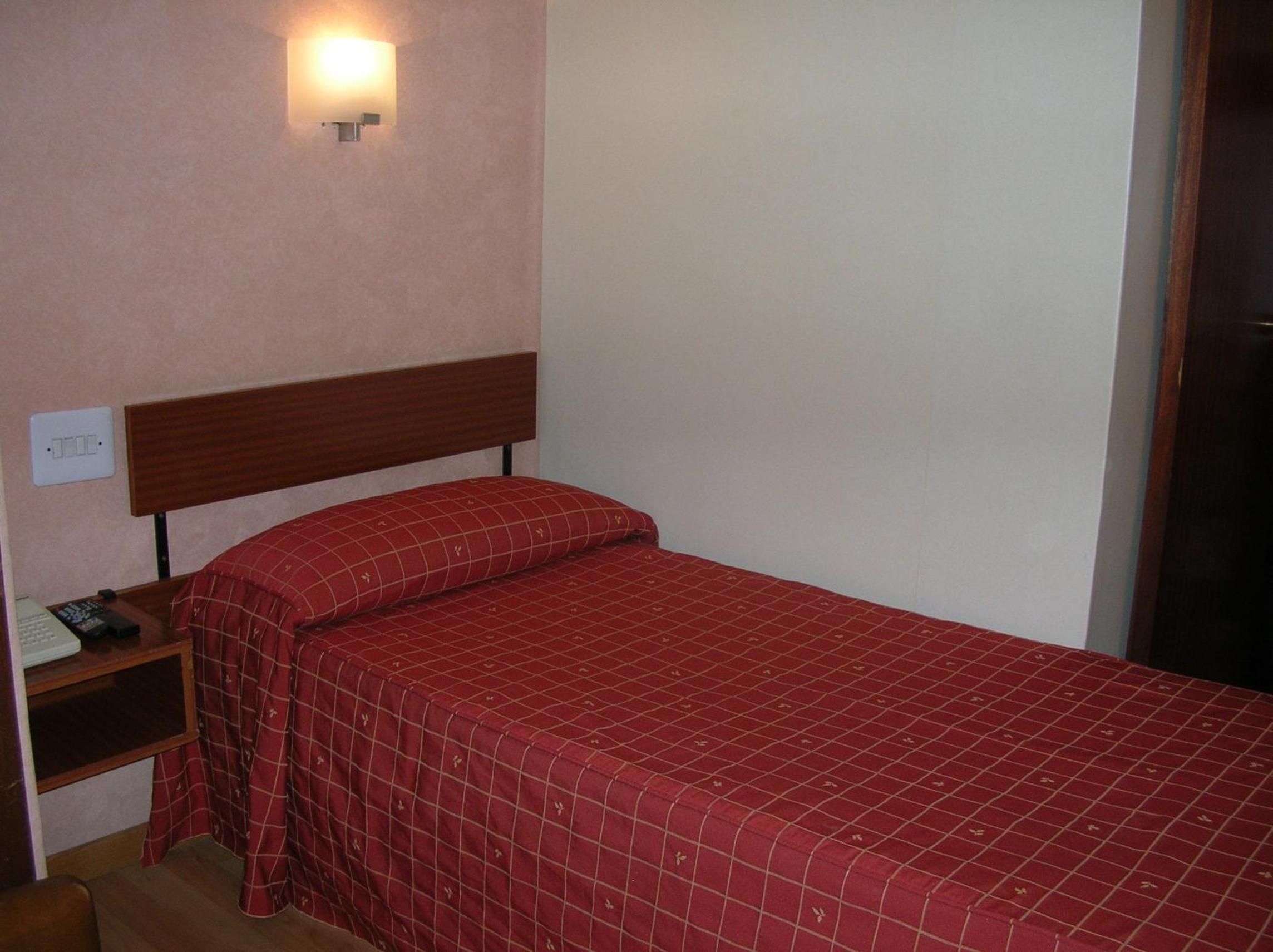 ROOM, SINGLE
