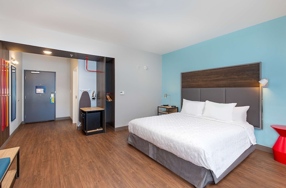 ROOM, KING BED, ACCESSIBLE