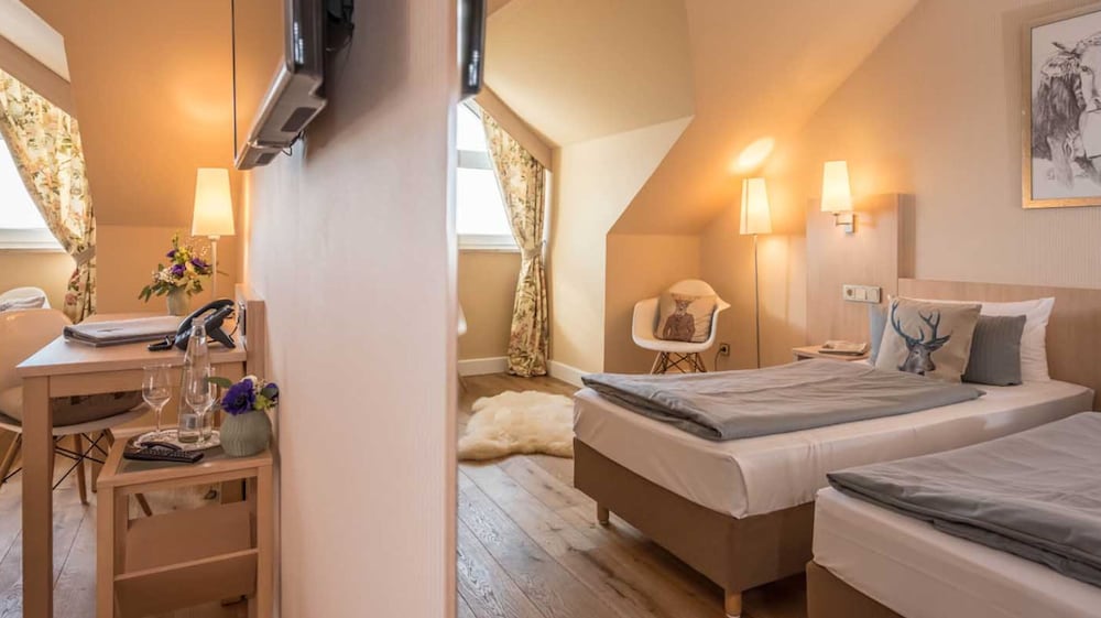STANDARD, DOUBLE BED, LAKE SIDE