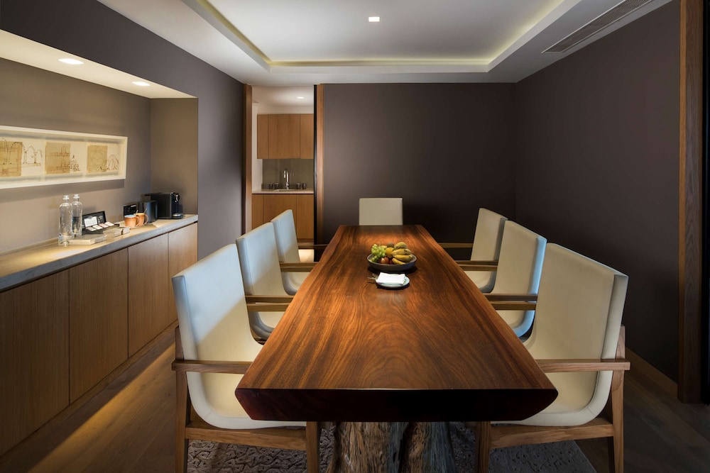 Andaz Delhi, by Hyatt 69/82