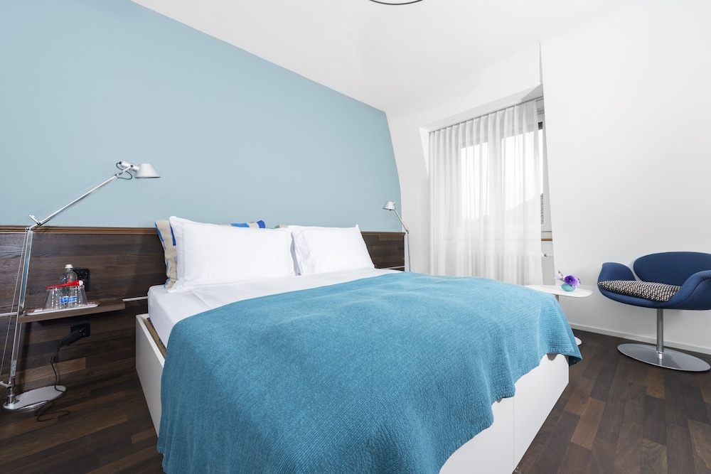 COMFORT, TWIN BEDS