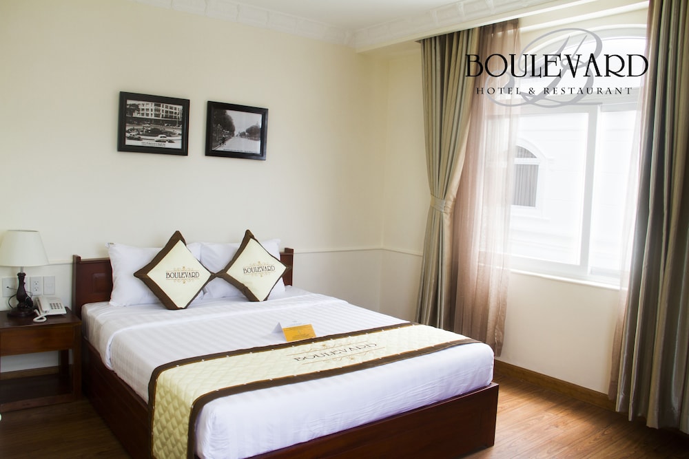 Boulevard Hotel 18/71