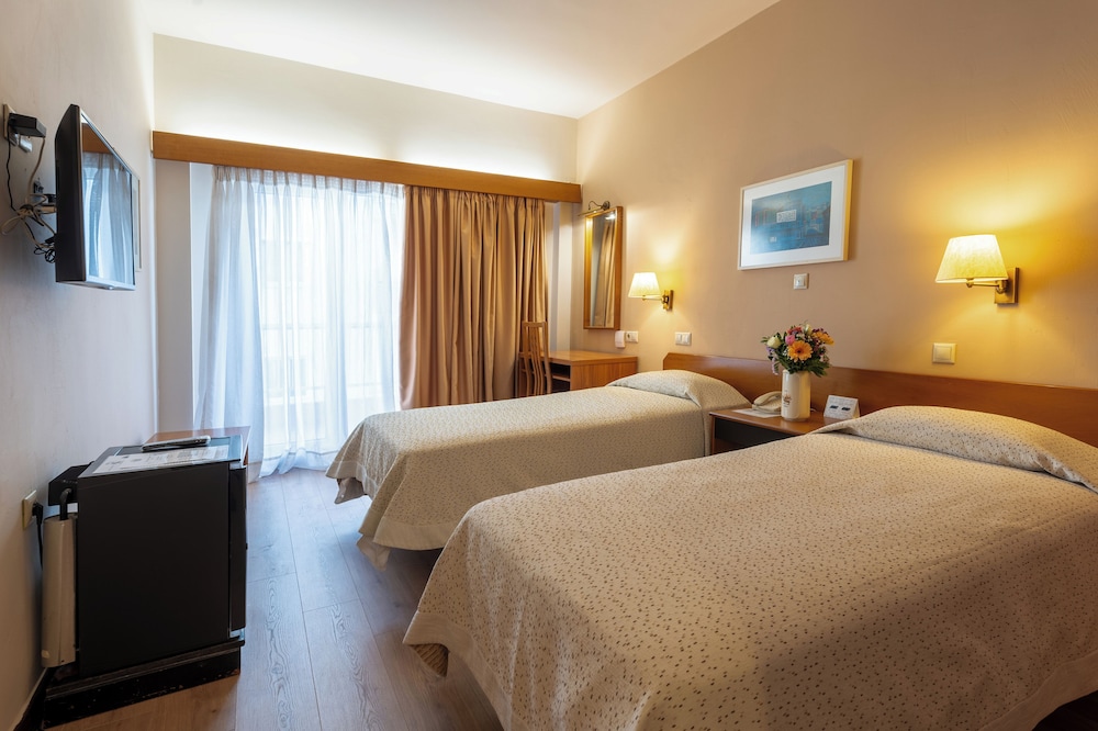 غرفة قياسية بسرير مزدوج بإطلالة على المدينة بشرفة