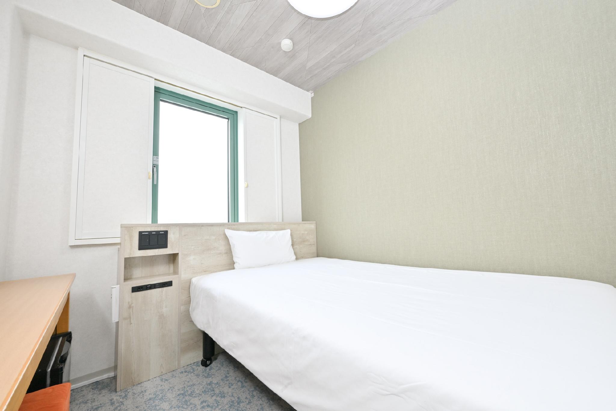 Semi Room, Friends and Semi Double Bed, Smoking
