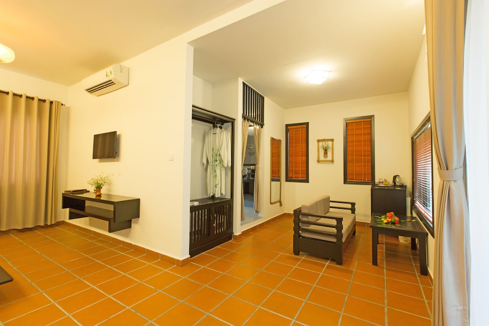 East West Villa 38/68