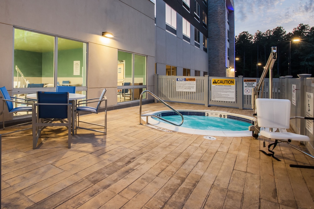 Holiday Inn Express & Suites Queensbury - Lake George Area 5/71