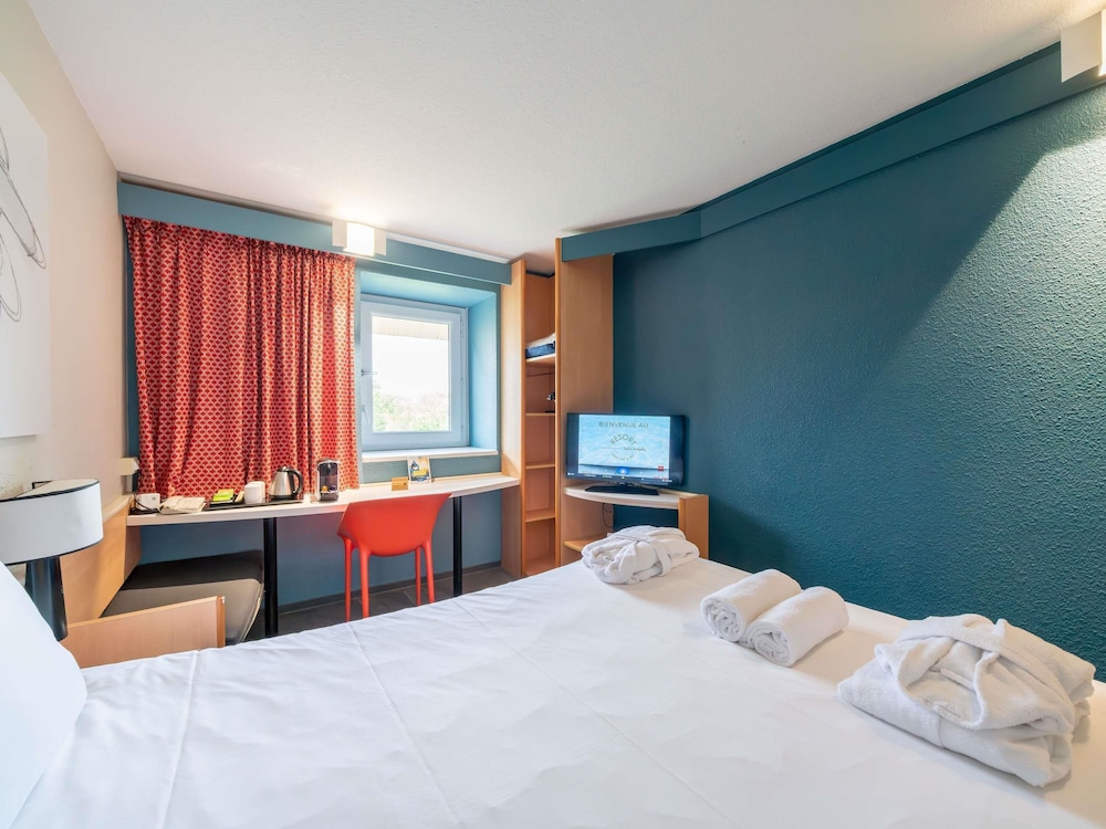 غرفة بسريرين مزدوجين