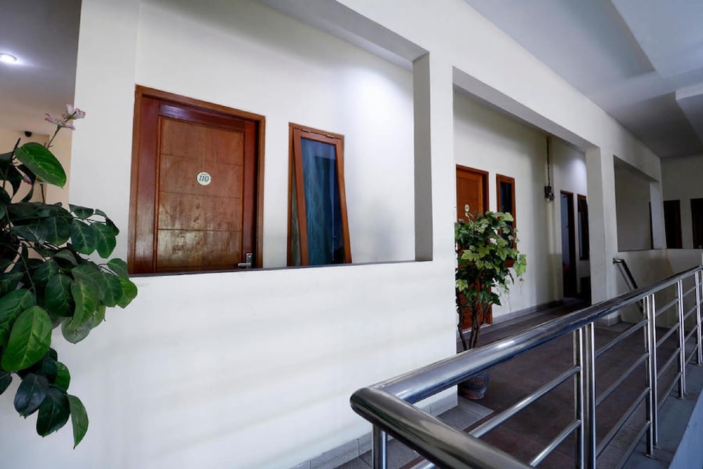 Reddoorz Plus Near Universitas Indonesia 8/50